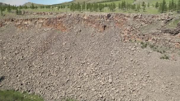 Σπασμένα και θρυμματισμένα πετρώματα χύνεται από την κορυφογραμμή Canyon Slope Ridge Προς την κοιλάδα Floor.ηφαιστειογενή στρώματα στρώμα πετρωμάτων τάση ιζημάτων διάβρωση ξέπλυμα απογύμνωση σχισμή φαράγγια στενή γη κατολίσθηση του εδάφους κατολίσθηση slumping γεωλογία Karst πετρώδες πετρώδες 4K - Πλάνα, βίντεο