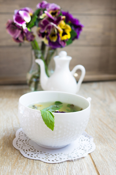 Tè alla menta, fiori di viole e nota di buongiorno
 - Foto, immagini