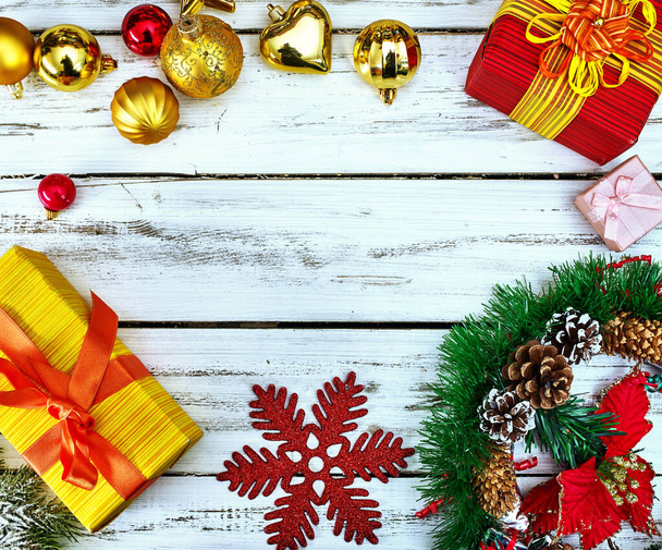 Confezione regalo di Natale sfondo con ghirlande agrifoglio su spazio copia - Foto, immagini