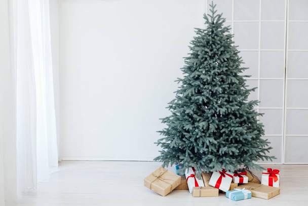 Árbol de Navidad con regalos Año Nuevo escenografía habitación invierno - Foto, Imagen