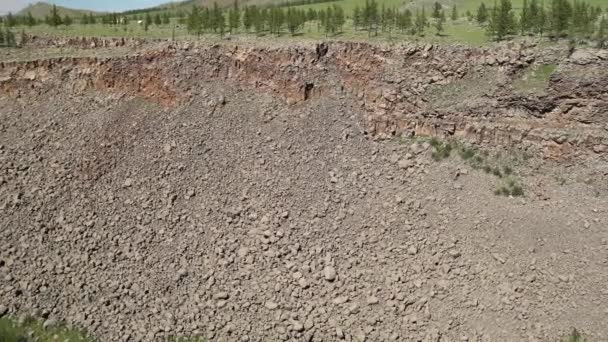 Разбитые и рухнувшие скалы, разливающиеся со склона каньона к полу долины. Вулканический слой горной породы имеет тенденцию к вымыванию отложений эрозии размытых слотов развязки каньонов узкие оползневые оползни оползня оползня, обваливающиеся геологические карстовые породы 4K - Кадры, видео