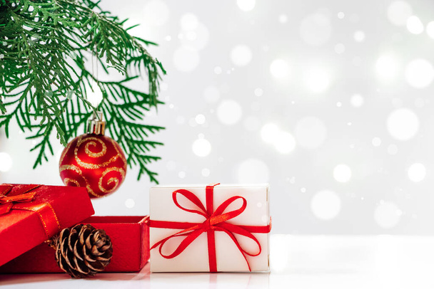 Рождественская елка и подарочные коробки на светлом фоне. Праздничная открытка, место для текста. - Фото, изображение