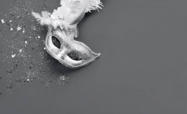 Karnevál maszk szürke háttér szikrázó. Mardi gras koncepció. Fénymásolási hely - Fotó, kép