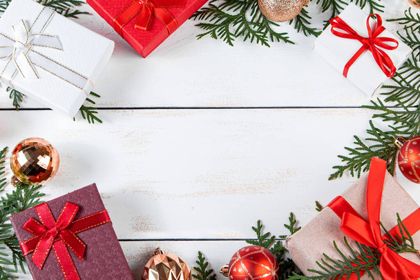 Gyönyörű karácsonyi labdák és ajándékok fehér háttérrel. Szilveszteri kompozíció, szöveghely. - Fotó, kép