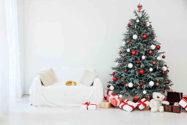 White Room Weihnachtsbaum mit Geschenken Neujahr Winter Room Scenery - Foto, Bild