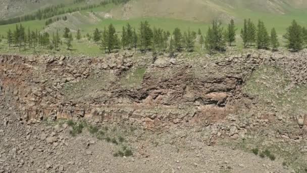 Broken and crumbled Rocks Spilling From the Canyon Slope Ridge Towards the Valley Floor.vulcanic rock layer layyers tendence sediments eroze washout denudation slot canyons narrow land landslide landslip dowing geology krst bedrock stony 4K - Záběry, video