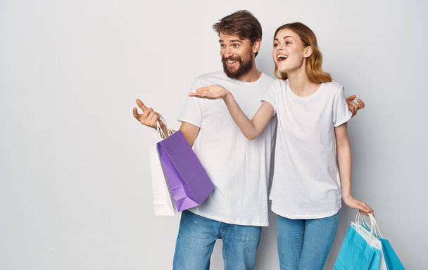 Veselý mladý pár tričko džíny emoce radost nakupování v obchodě - Fotografie, Obrázek
