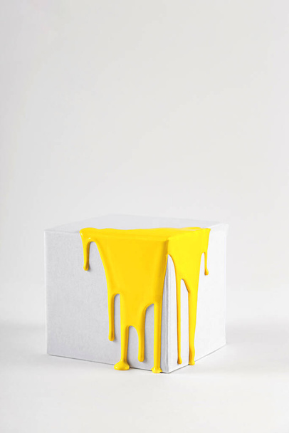 Cube blanc avec taches de couleur de peinture jaune vif de l'année 2021 - Photo, image