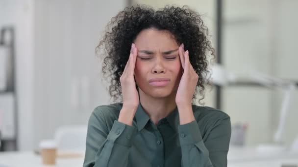 Porträt einer jungen Afrikanerin mit Kopfschmerzen - Filmmaterial, Video
