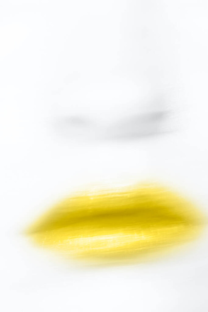close-up van vervaagde bewegingslippen met verlichtende lippenstift - Foto, afbeelding