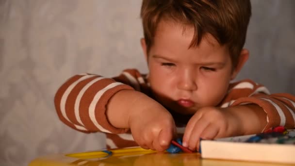 child at the table plays plasticine. Fun educational games - Materiał filmowy, wideo
