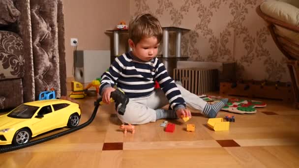 El niño desinfecta los juguetes. Limpieza de juguetes para niños - Metraje, vídeo