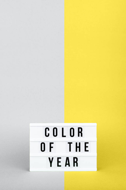 Boîte à lumière rétro avec le libellé Couleur de l'année sur le fond jaune et gris uni à la mode - Photo, image