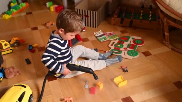 Das Kind desinfiziert Spielzeug. Reinigung von Kinderspielzeug - Filmmaterial, Video