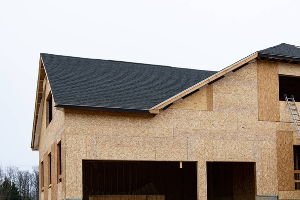 Крыша фанерного дома покрыта новой черепицей - Фото, изображение
