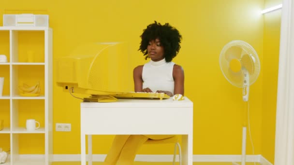 negro mujer tiene divertido en retro oficina - Imágenes, Vídeo
