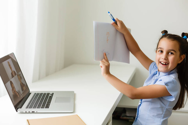 holčička studuje s notebookem on-line učení - Fotografie, Obrázek