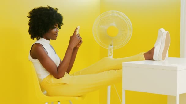 Musta nainen on rentouttava käyttäen gadget - Materiaali, video