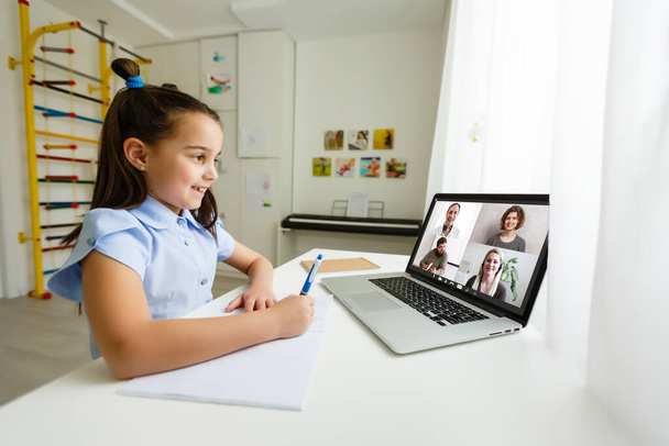 klein meisje studeren met laptop online leren - Foto, afbeelding