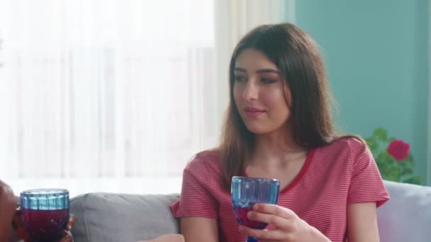 Joven bonita mujer es beber bebida en casa - Imágenes, Vídeo