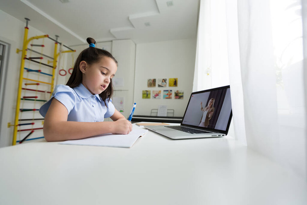 alegremente bonito menina crianças animado usando computador aprendizagem escolar. criança desfrutar de e-learning em férias em casa. - Foto, Imagem