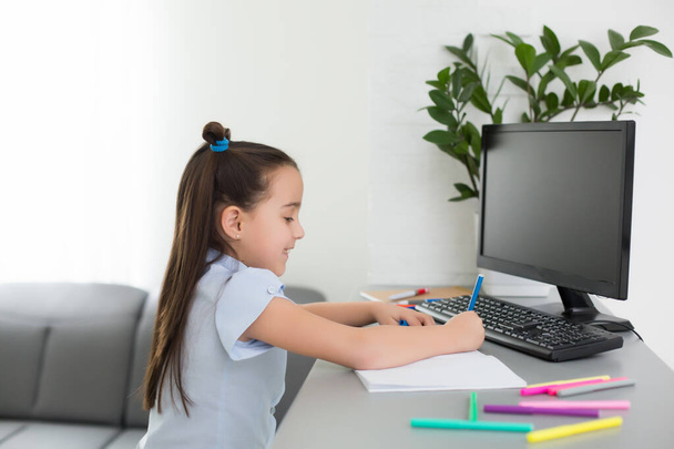 Маленька дівчинка використовує комп'ютерну концепцію, дистанційне онлайн навчання
 - Фото, зображення
