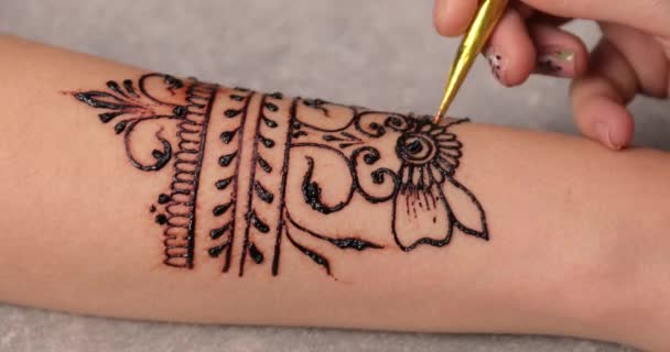 Γυναίκα να πάρει όμορφο τατουάζ χέννα στο σαλόνι, closeup - Πλάνα, βίντεο