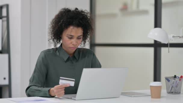 African Woman zdenerwowany przez płatności online Niepowodzenie na laptopie - Materiał filmowy, wideo