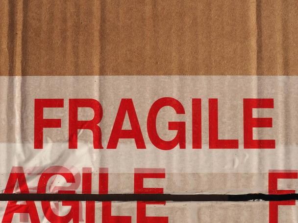 Cinta de advertencia frágil en caja de cartón ondulado - Foto, imagen
