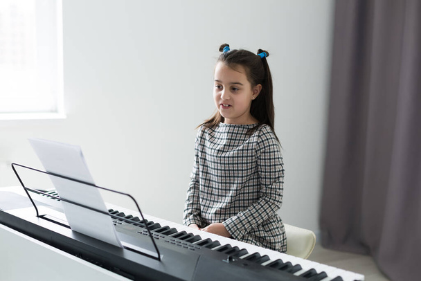 gyönyörű lány lounge curl zongorázik a lakásban - Fotó, kép