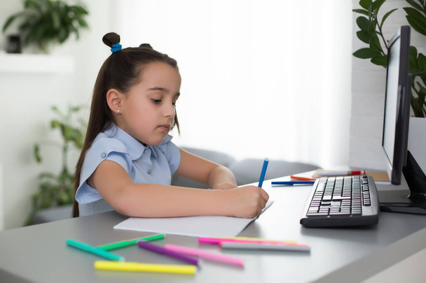 Little Girl Using Computer Concept, apprentissage en ligne à distance - Photo, image