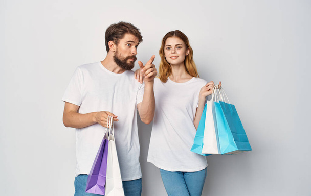joven pareja con bolsas en sus manos Compras divertido - Foto, Imagen