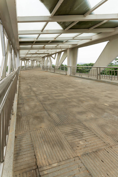 All'interno di un moderno ponte pedonale sopraelevato - Foto, immagini