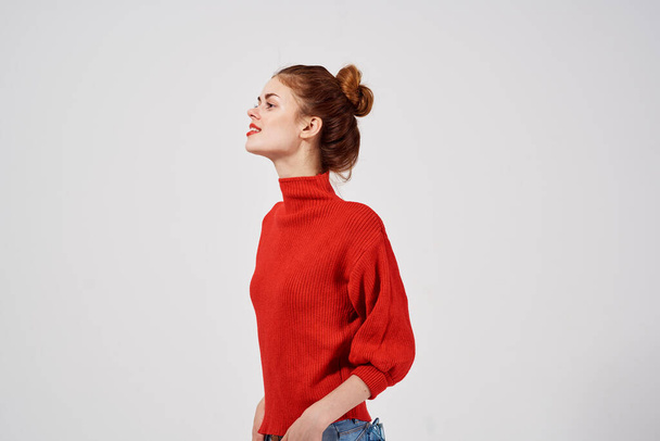 sexy mujer en rojo suéter gesto con las manos Copiar espacio - Foto, imagen