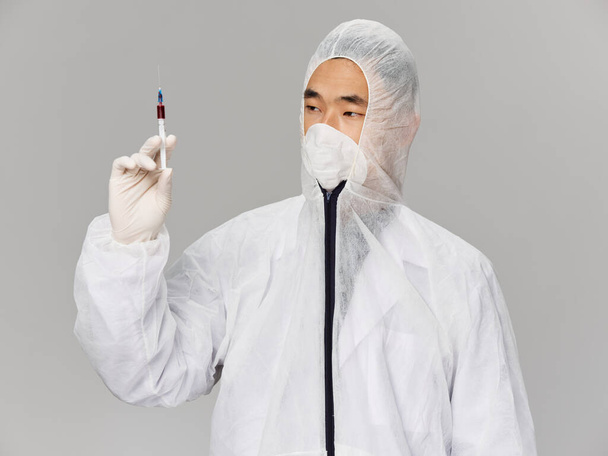 Laboratoire de vêtements médicaux du vaccin contre le coronavirus Fond gris - Photo, image