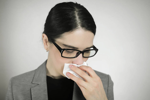 Молодая женщина в очках с симптомами недомогания и тошноты - Фото, изображение