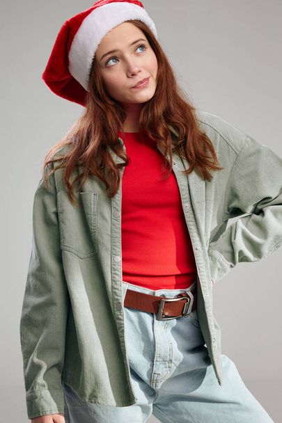 szczęśliwa dziewczyna w czapce i kurtce czerwony t-shirt szary tło przycięty widok model - Zdjęcie, obraz