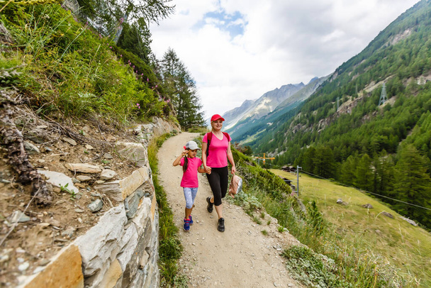 Randonnée pédestre en famille dans les montagnes en été - Photo, image