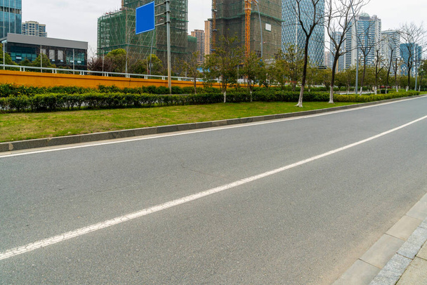 Пустые городские дороги и здания в Китае - Фото, изображение