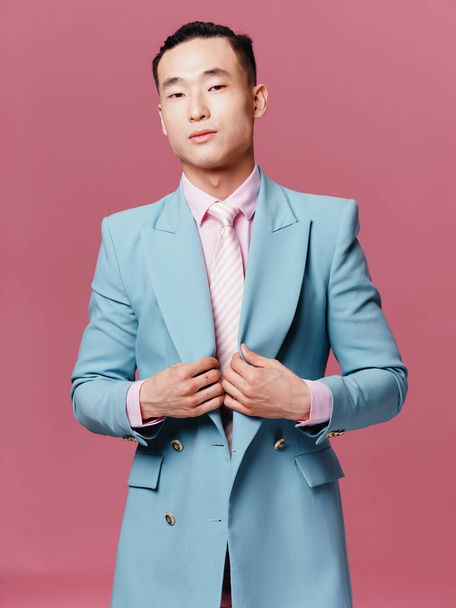 Hezký muž v obleku modrá bunda sebevědomí vzory růžové pozadí - Fotografie, Obrázek