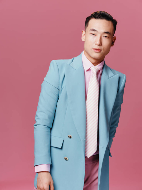 samec asijské vzhled oblek sebevědomí oříznutý pohled izolované pozadí - Fotografie, Obrázek