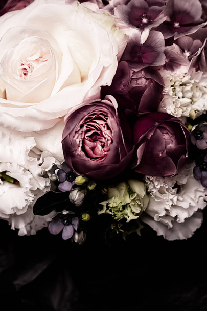 Bloemen boeket als geschenk, roos bloemen arrangement bij bloemenwinkel of online levering, romantisch cadeau en luxe home decor - Foto, afbeelding