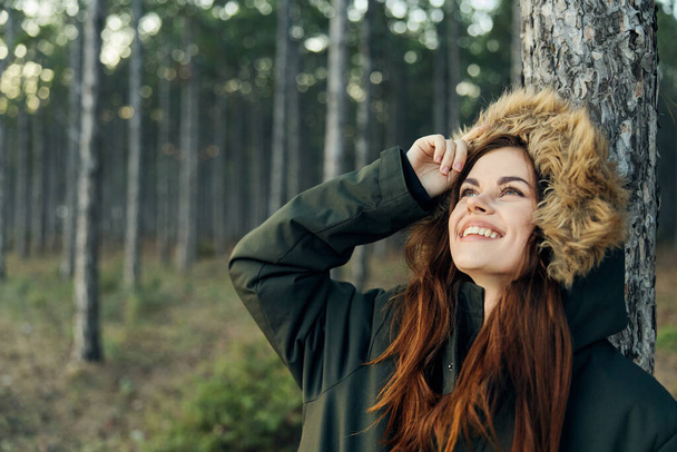Ormanda güler yüzlü bir kadın sonbahar seyahatinde - Fotoğraf, Görsel
