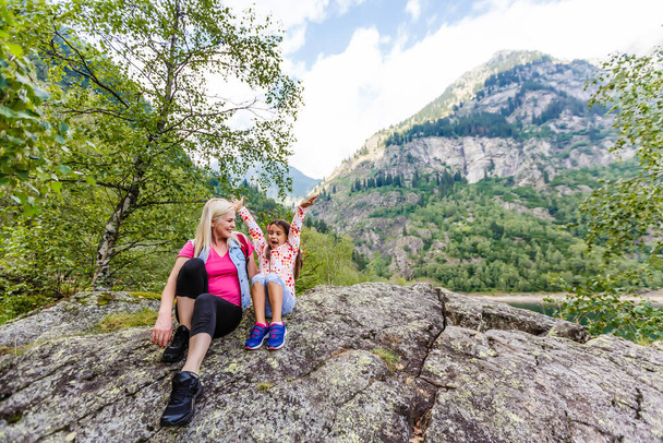 Randonnée pédestre en famille dans les montagnes en été - Photo, image