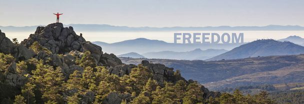 Aki élvezi a természetet, a szabadság érzését. Öröm a hegyekben. A Sierra de Guadarrama Nemzeti Parkban. Segoviában és Madridban - Fotó, kép