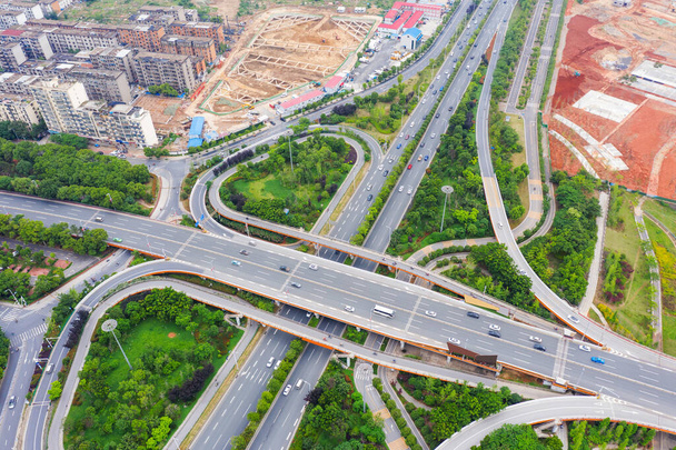 Transporte cruce tráfico carretera con el movimiento del vehículo vista aérea por dron - Foto, Imagen