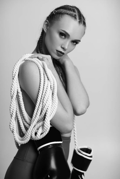 mode sexy magnifique femme modèle avec des gants de boxe noirs et corde blanche - Photo, image