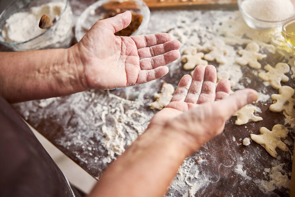 Jauhojen peittämät kokeneen leipurin kädet - Valokuva, kuva