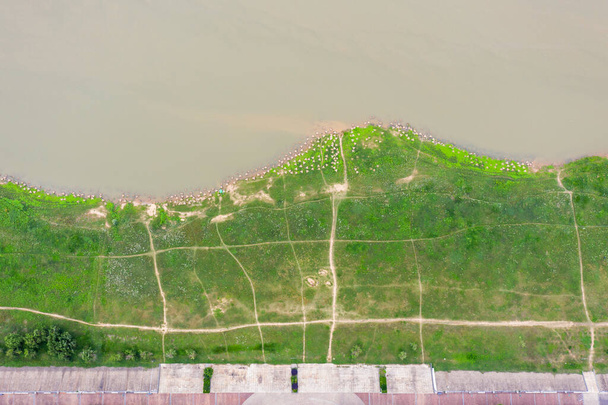 Uitzicht vanuit de lucht op de rivieroever, de droge rivier - Foto, afbeelding