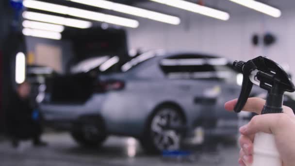 Auto λεπτομερώς σαλόνι καθαρισμού αυτοκινήτων - ψεκασμό του διαλύματος καθαρισμού - Πλάνα, βίντεο